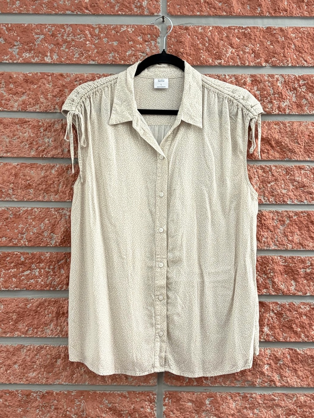 🌟 croft & barrow Beige Sleeveless Button-Up Blouse with Tie Shoulders